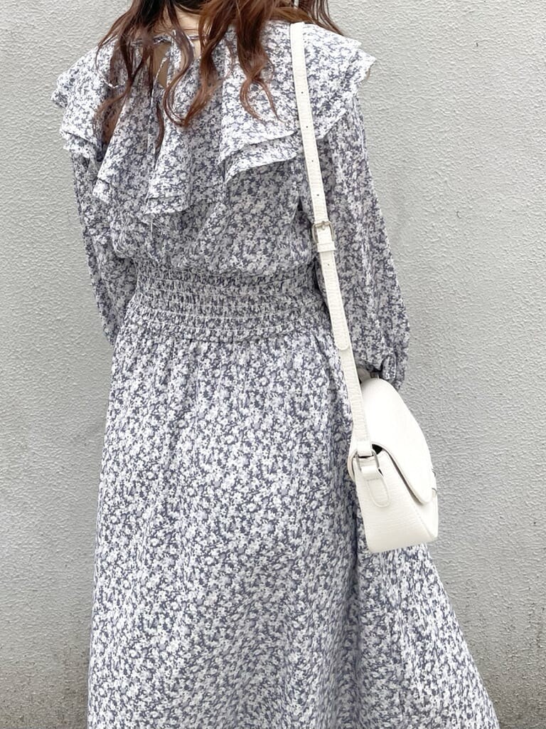 ブルー系のワンピース、ホワイト系のローファー、ホワイト系のショルダーバッグを着用したレディースの冬コーディネートの5枚目の写真