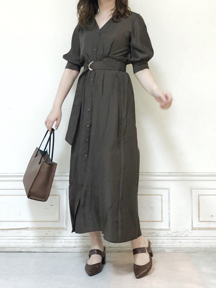 ブラウン系のパンプス、ブラウン系のワンピース、ブラウン系のハンドバッグを着用したレディースの秋コーディネートの2枚目の写真