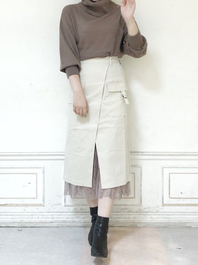 ベージュ系のスカート、ブラウン系のブーツ、ブラウン系のニット/セーターを着用したレディースの秋コーディネートの2枚目の写真