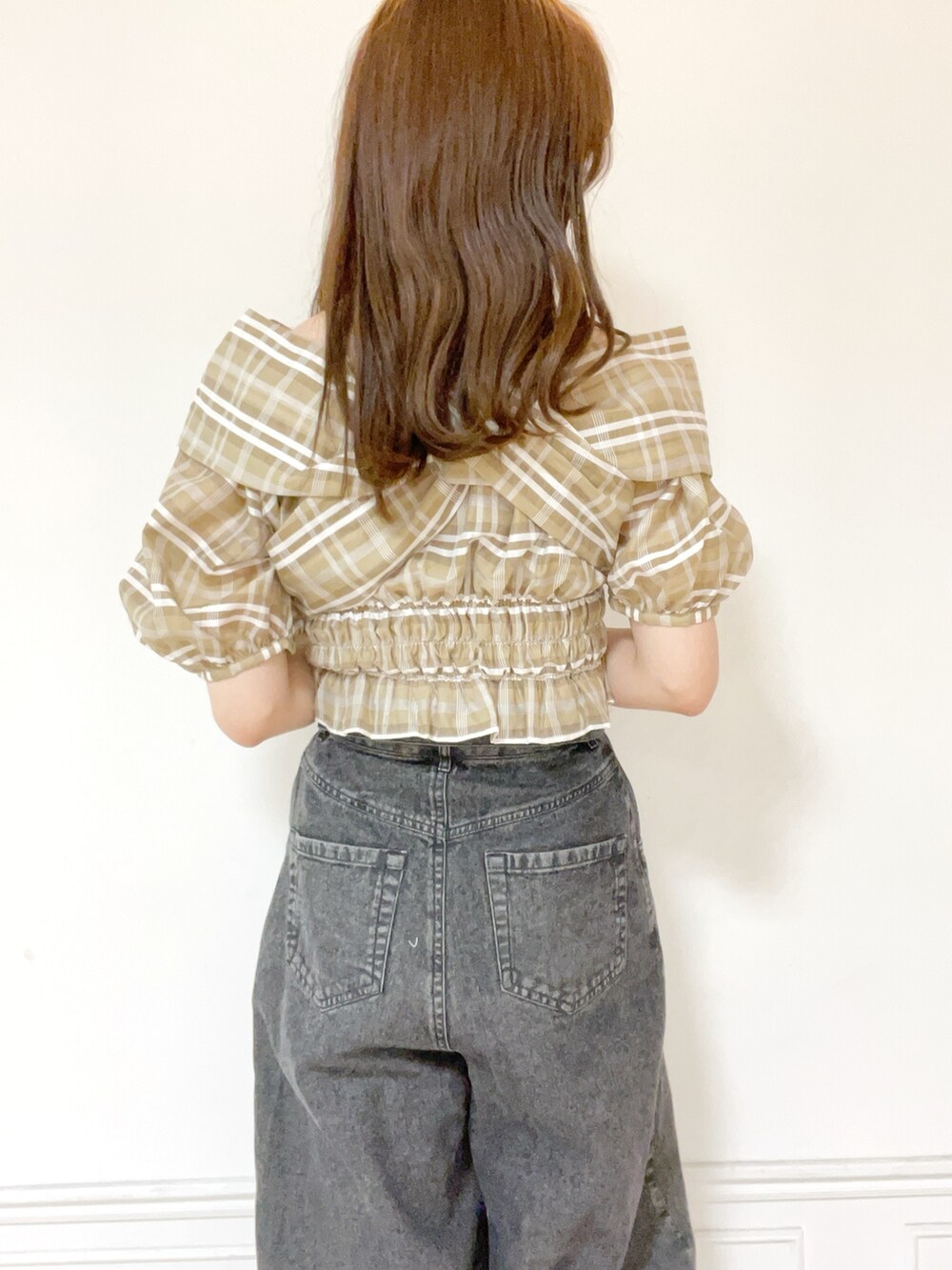 ブラウン系のシャツ/ブラウス、ブラック系のデニムパンツ、ホワイト系のサンダルを着用したレディースの夏コーディネートの4枚目の写真