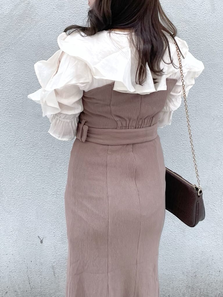 ブラウン系のワンピース、ベージュ系のブーツを着用したレディースの秋コーディネートの5枚目の写真