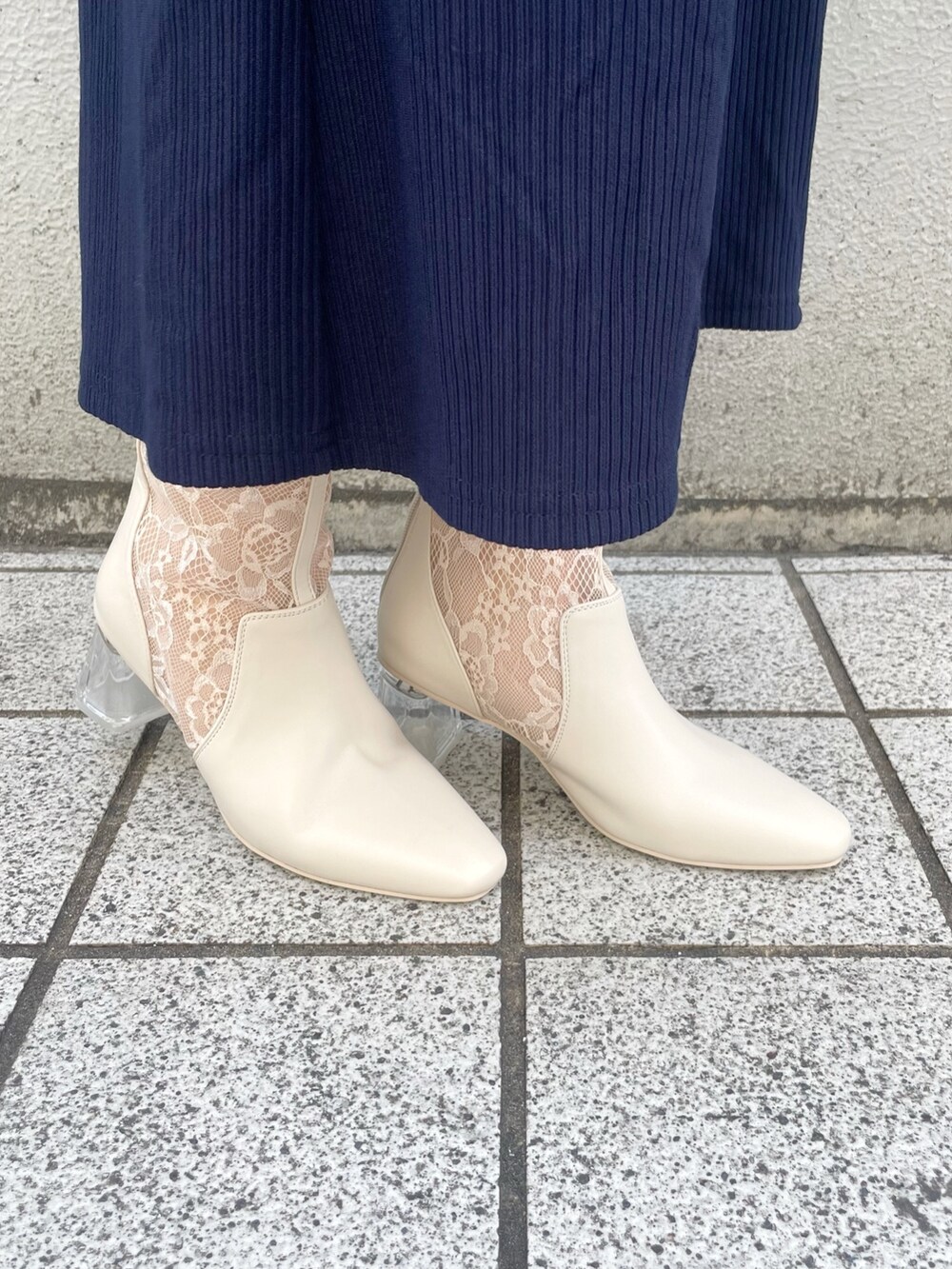 ブルー系のワンピース、ベージュ系のブーツを着用したレディースの冬コーディネートの6枚目の写真