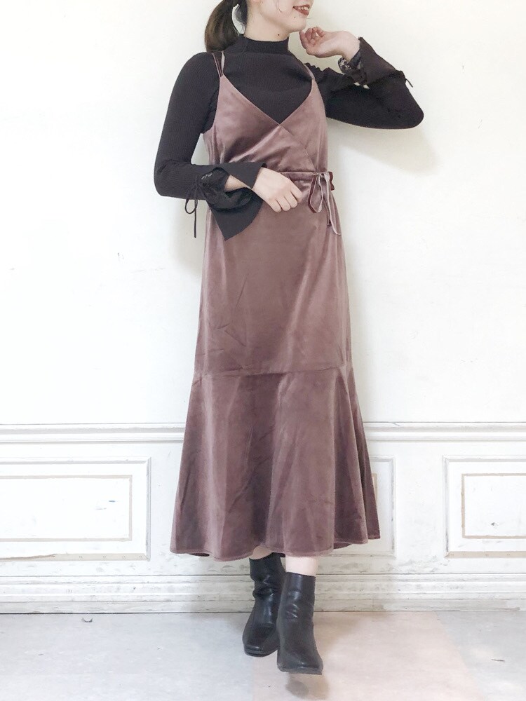 ベージュ系のその他アウター、ブラウン系のブーツ、ピンク系のワンピースを着用したレディースの秋コーディネートの5枚目の写真