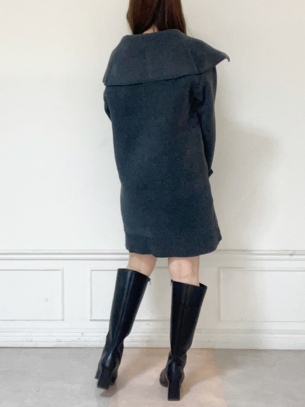 グレー系のワンピース、ブラック系のブーツを着用したレディースの秋コーディネートの3枚目の写真