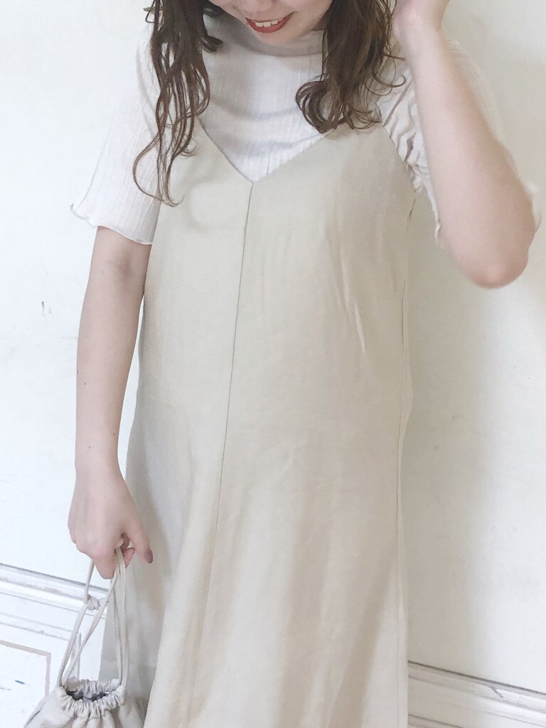 その他のサンダル、ホワイト系のハンドバッグ、ホワイト系のTシャツ/カットソーを着用したレディースの夏コーディネートの3枚目の写真
