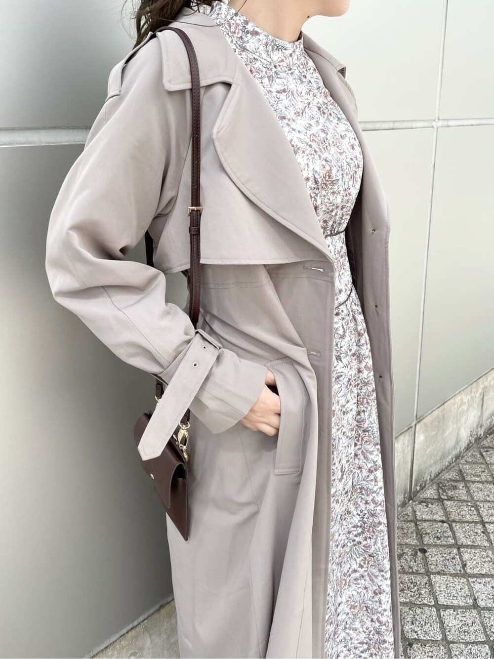 ブラウン系のワンピース、グレー系のトレンチコート、ベージュ系のブーツを着用したレディースの秋コーディネートの5枚目の写真