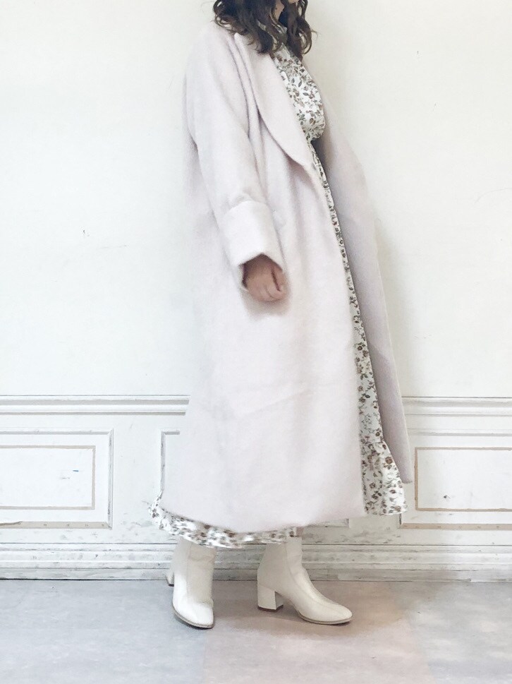 ホワイト系のワンピース、ホワイト系のブーツ、ホワイト系のチェスターコートを着用したレディースの秋コーディネートの2枚目の写真