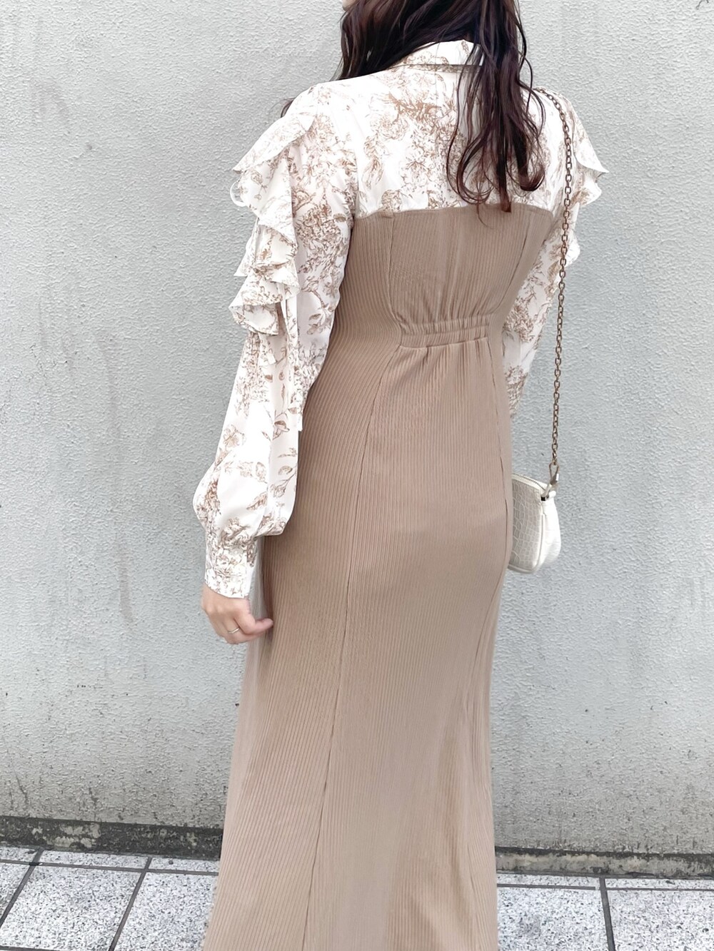 ベージュ系のワンピース、ベージュ系のブーツを着用したレディースの冬コーディネートの4枚目の写真