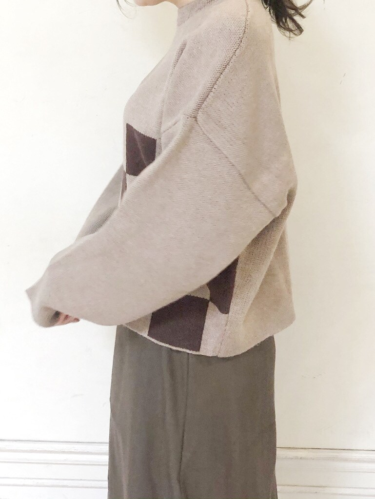 ホワイト系のブーツ、ブラウン系のスカート、ベージュ系のニット/セーターを着用したレディースの秋コーディネートの7枚目の写真