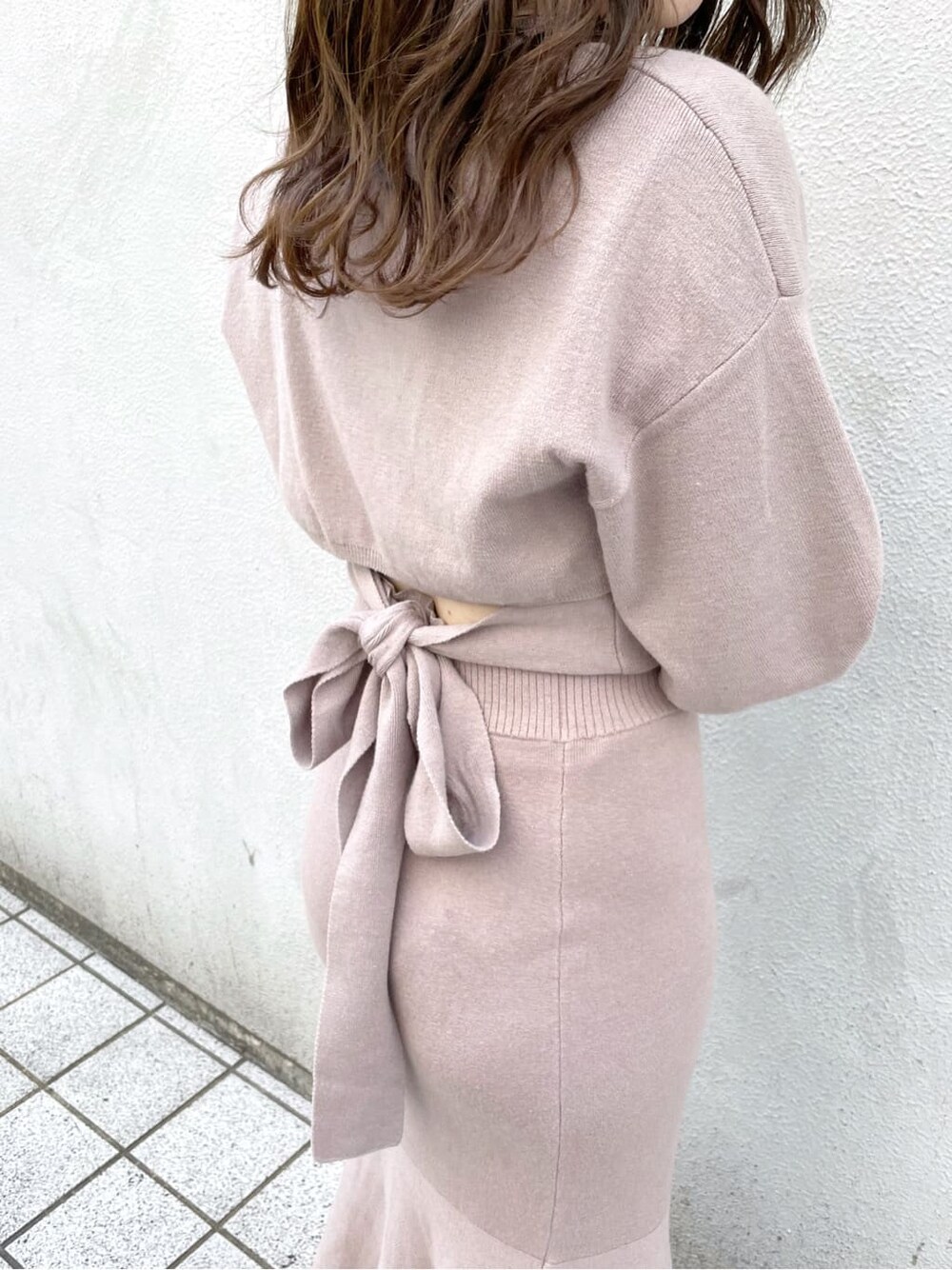 ホワイト系のブルゾン、ベージュ系のブーツ、ベージュ系のハンドバッグを着用したレディースの秋コーディネートの10枚目の写真