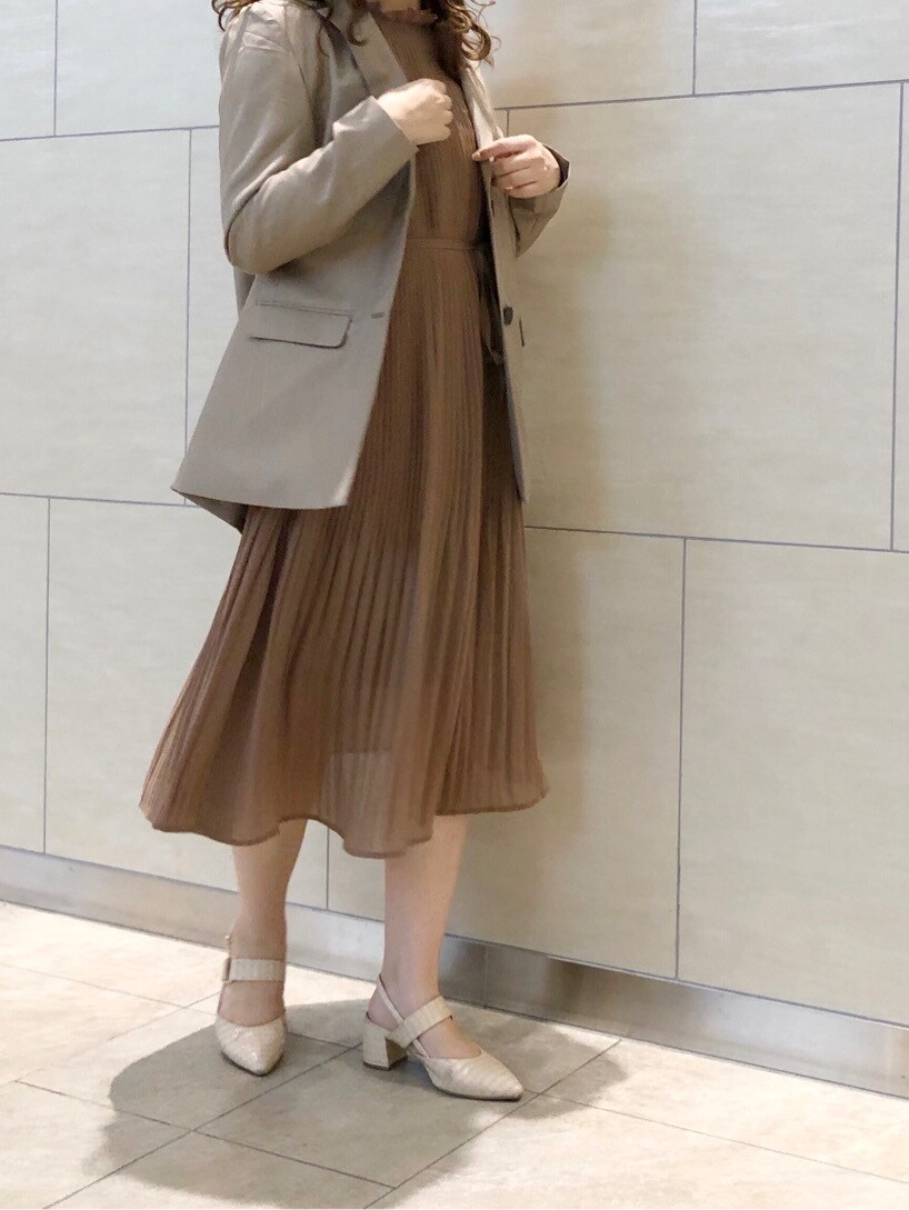 ベージュ系のテーラードジャケット、ベージュ系のワンピース、ホワイト系のパンプスを着用したレディースの春コーディネートの4枚目の写真