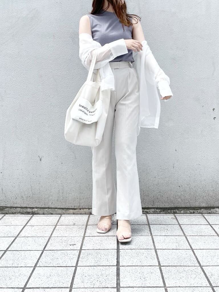 グレー系のTシャツ/カットソー、ホワイト系のシャツ/ブラウス、その他のサンダルを着用したレディースの夏コーディネートの2枚目の写真