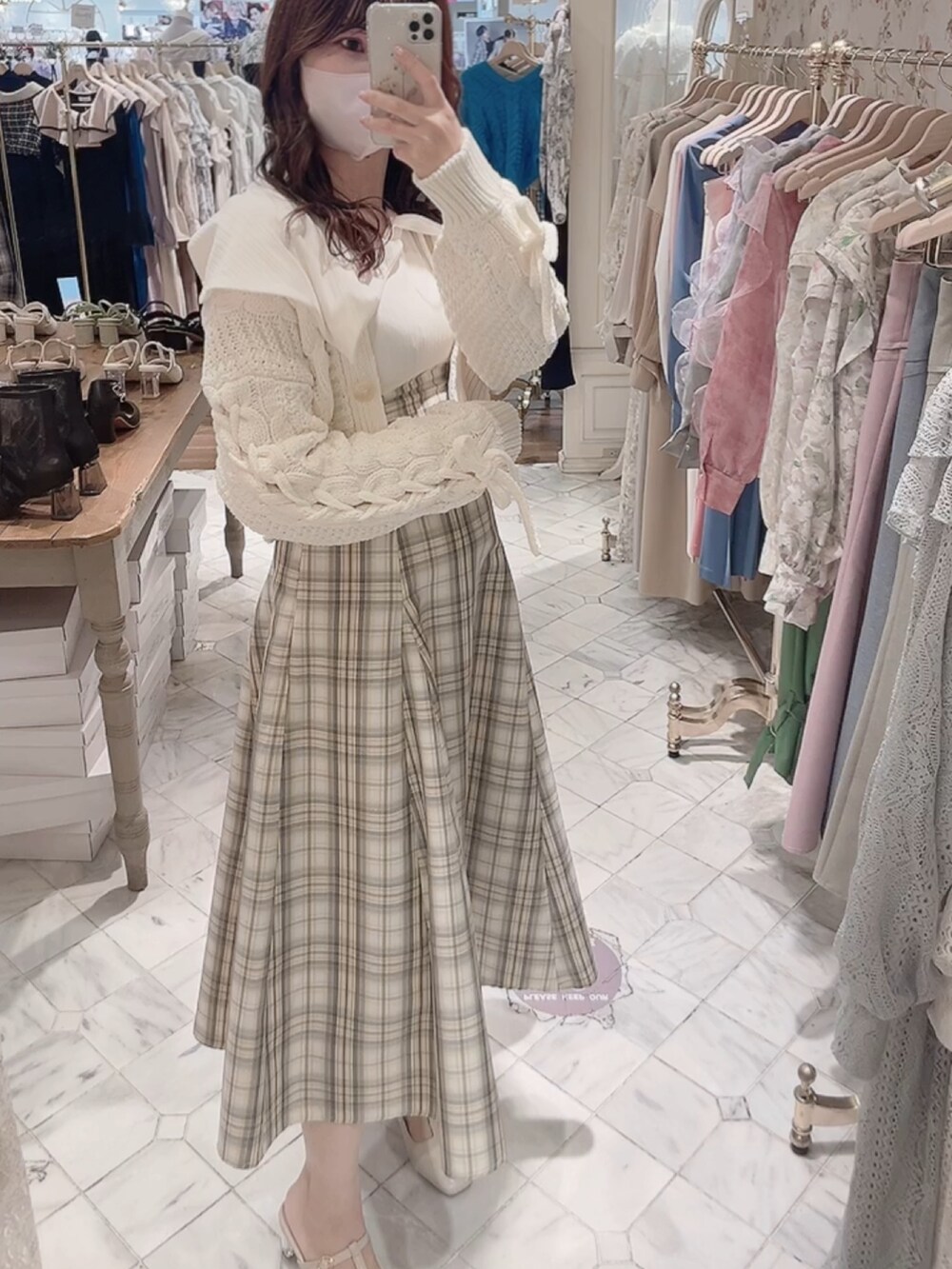 ホワイト系のワンピース、ホワイト系のカーディガン/ボレロを着用したレディースの冬コーディネートの7枚目の写真