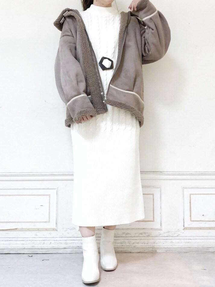 ホワイト系のブーツ、ベージュ系のブルゾン、ホワイト系のワンピースを着用したレディースの秋コーディネートの3枚目の写真