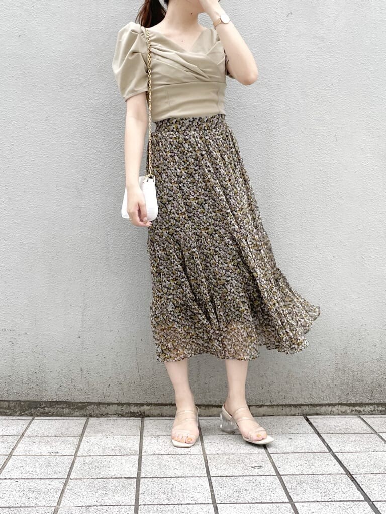 ホワイト系のショルダーバッグ、その他のサンダル、グリーン系のTシャツ/カットソーを着用したレディースの夏コーディネートの3枚目の写真