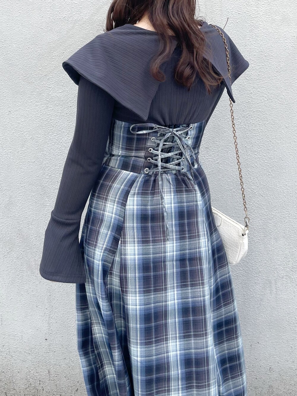 ブルー系のワンピース、ホワイト系のパンプスを着用したレディースの冬コーディネートの5枚目の写真