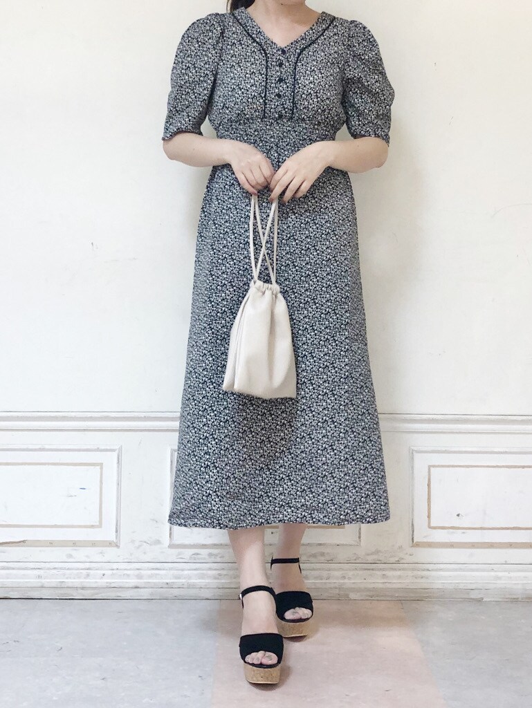 ブラック系のサンダル、ホワイト系のハンドバッグ、ブラック系のサンダルを着用したレディースの夏コーディネートの5枚目の写真