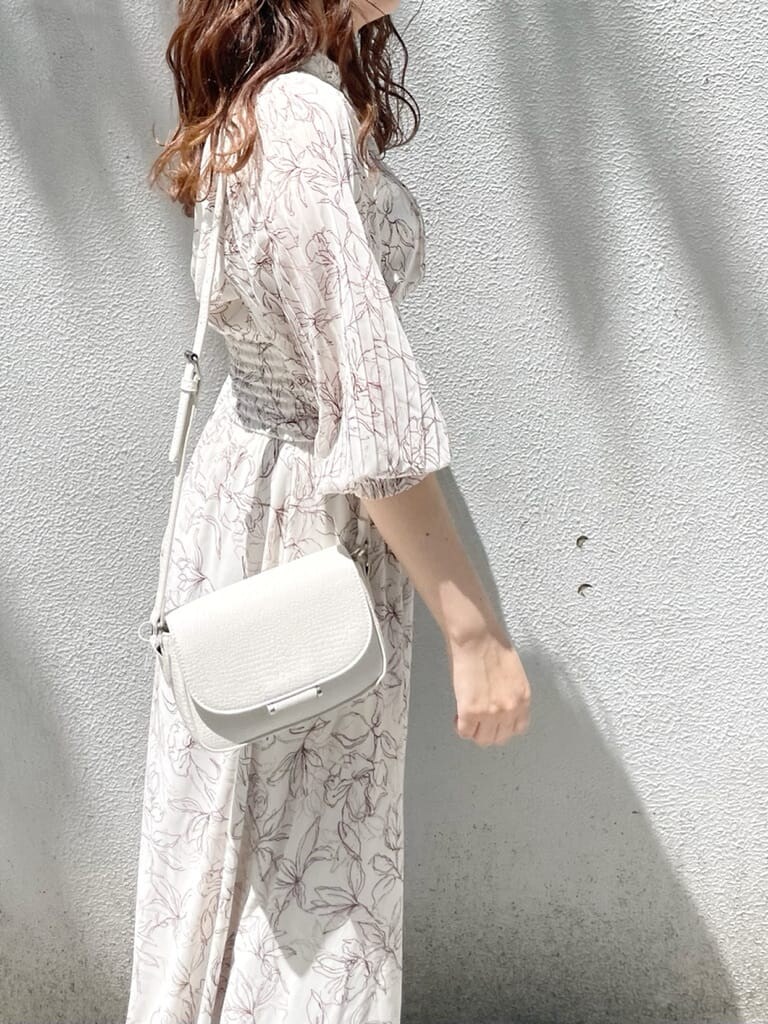 パープル系のサンダル、ホワイト系のショルダーバッグ、ホワイト系のワンピースを着用したレディースの春コーディネートの4枚目の写真