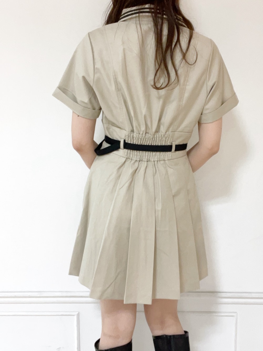 ベージュ系のワンピース、ブラック系のブーツを着用したレディースの春コーディネートの4枚目の写真