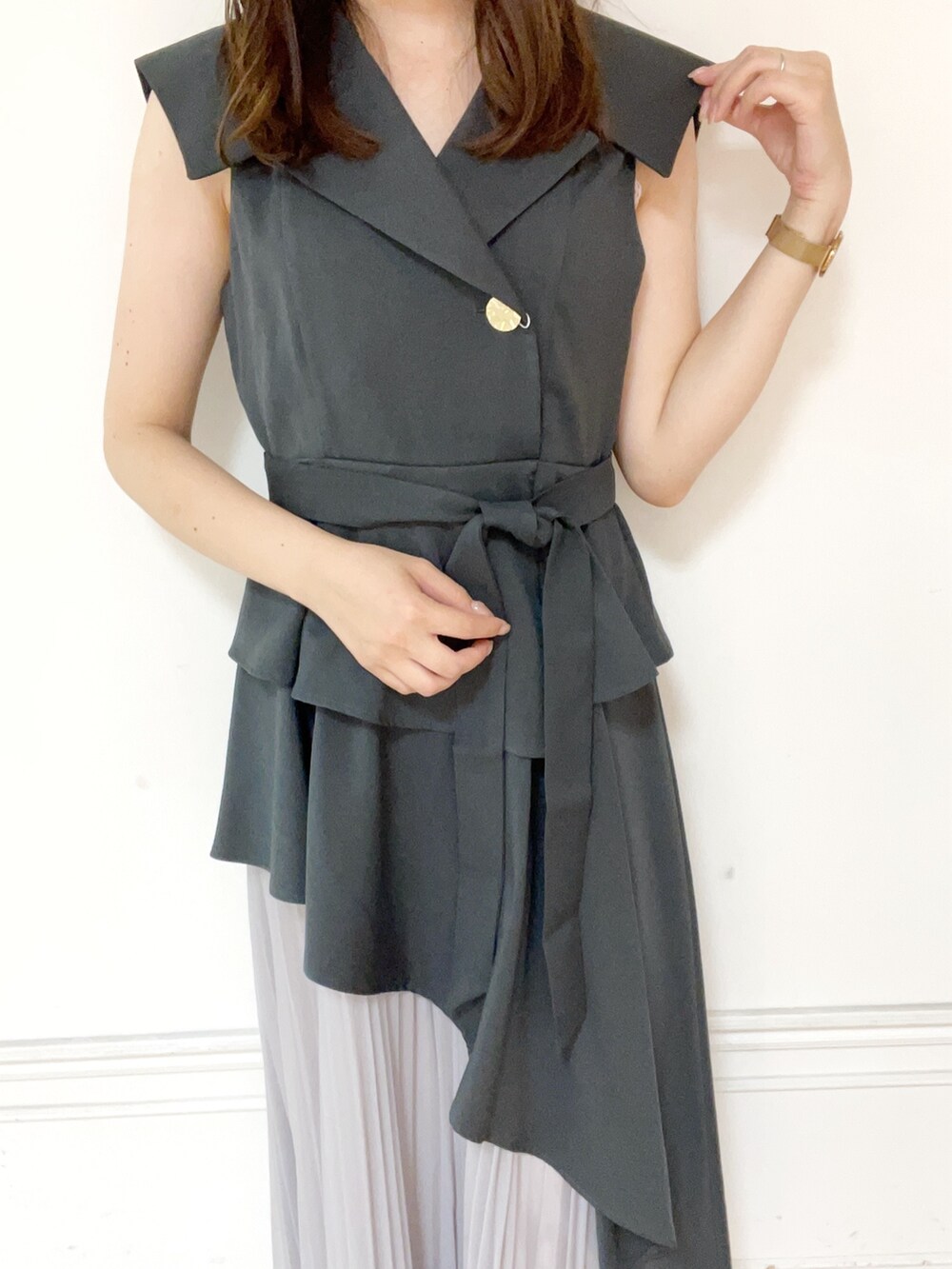 グレー系のワンピース、ブラック系のパンプスを着用したレディースの夏コーディネートの3枚目の写真