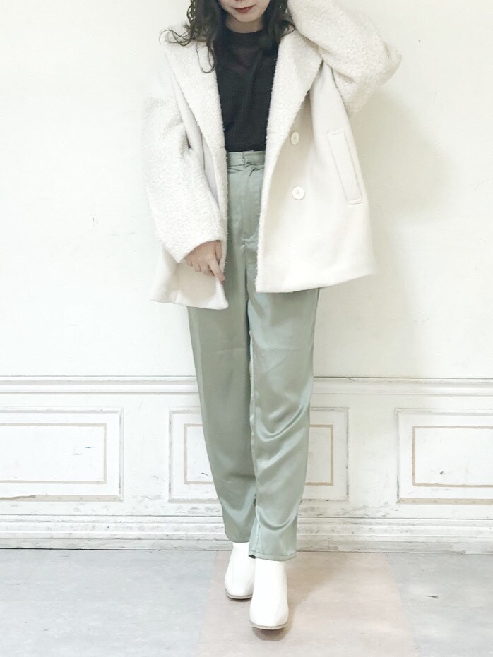 ブラウン系のニット/セーター、ホワイト系のブーツ、ホワイト系のその他アウターを着用したレディースの秋コーディネートの2枚目の写真