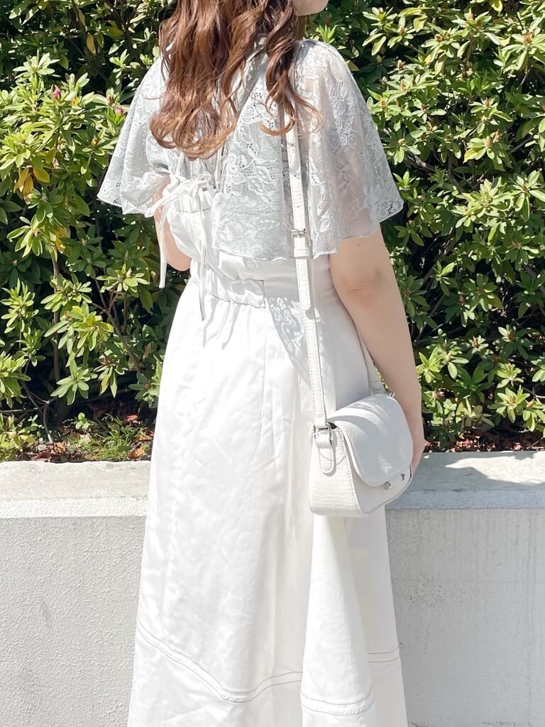 ホワイト系のパンプス、ホワイト系のショルダーバッグ、グレー系のシャツ/ブラウスを着用したレディースの春コーディネートの6枚目の写真