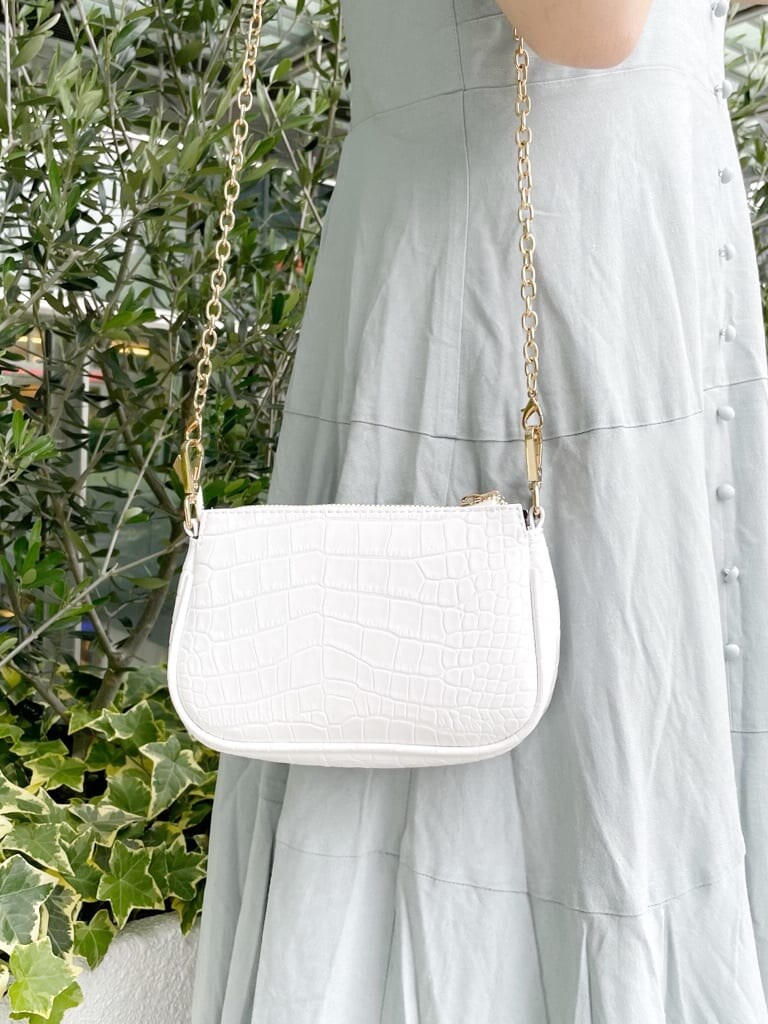 ホワイト系のショルダーバッグ、ホワイト系のTシャツ/カットソー、ブルー系のワンピースを着用したレディースの夏コーディネートの8枚目の写真