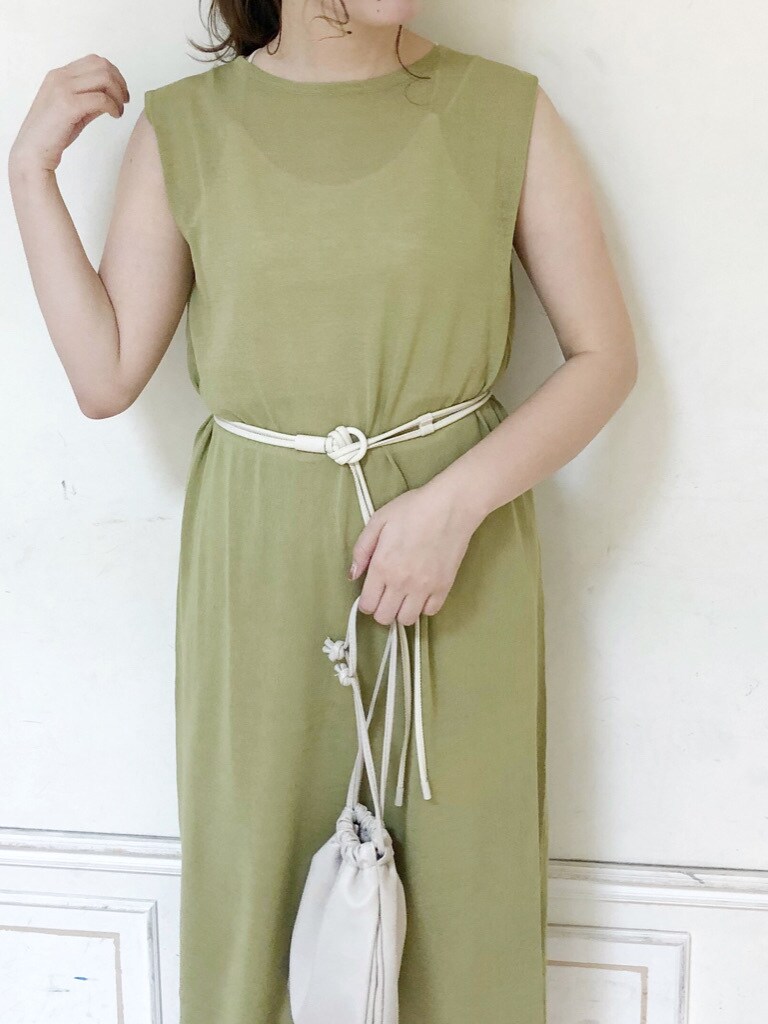 その他のサンダル、ホワイト系のハンドバッグ、グリーン系のワンピースを着用したレディースの夏コーディネートの4枚目の写真