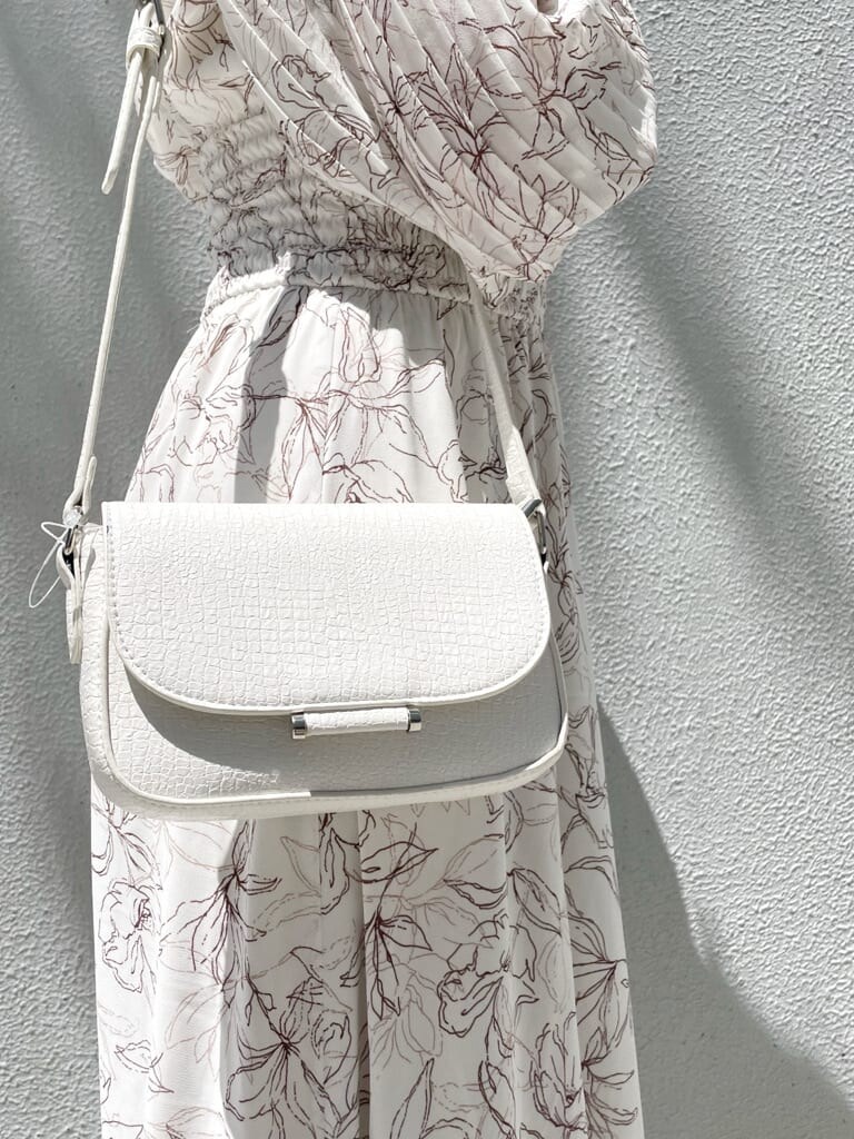 パープル系のサンダル、ホワイト系のショルダーバッグ、ホワイト系のワンピースを着用したレディースの春コーディネートの8枚目の写真