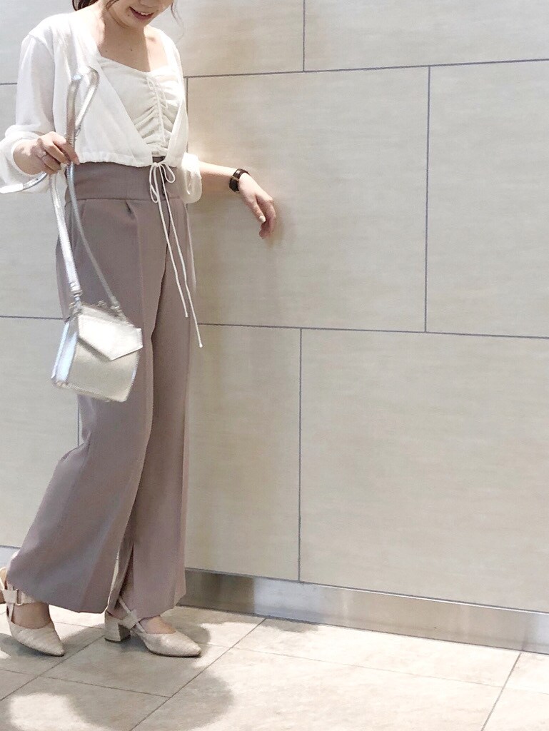 ピンク系のその他パンツ、ホワイト系のパンプス、シルバー系のショルダーバッグを着用したレディースの春コーディネートの2枚目の写真