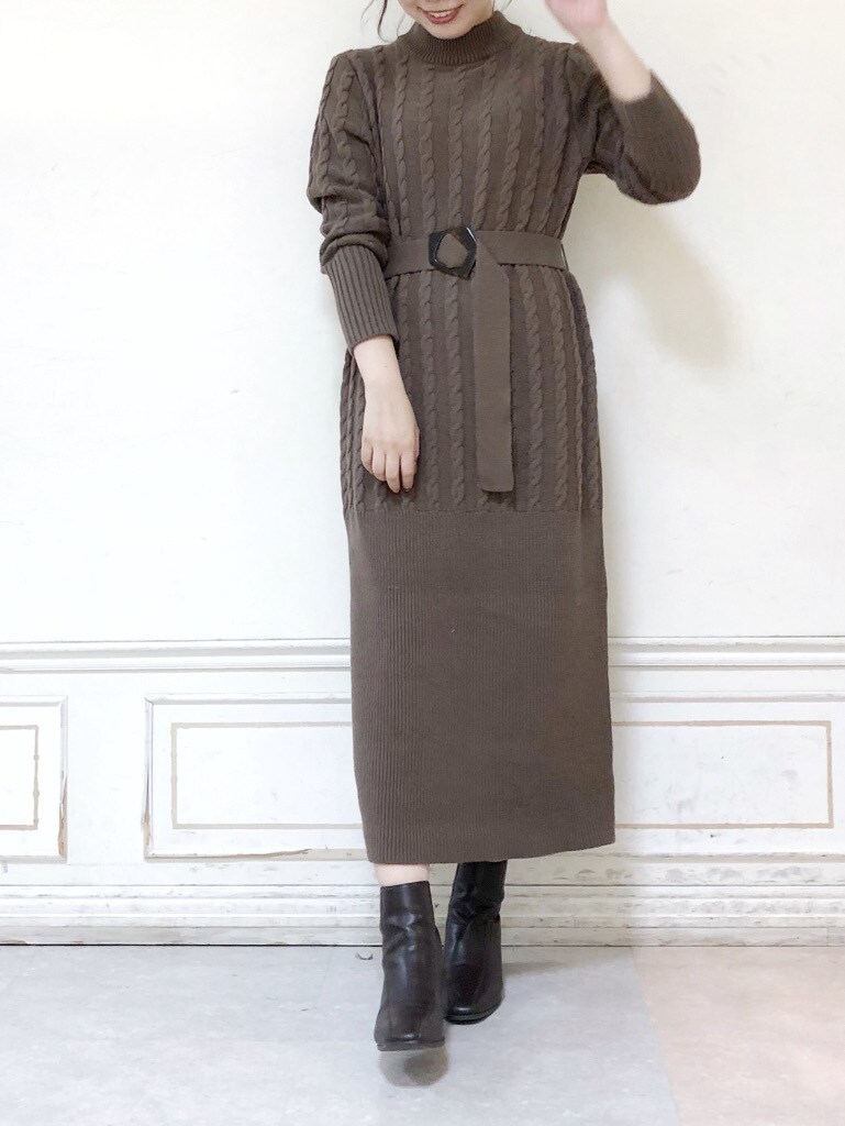 ホワイト系のその他アウター、ブラウン系のブーツ、ブラウン系のワンピースを着用したレディースの秋コーディネートの3枚目の写真