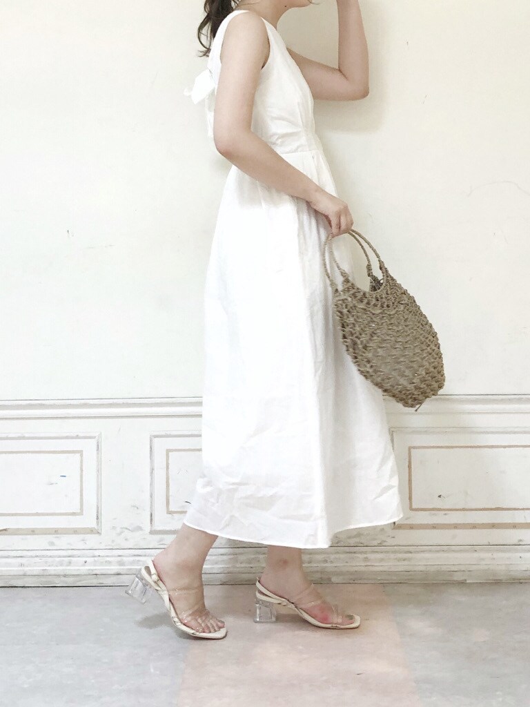 ベージュ系のハンドバッグ、その他のサンダル、ホワイト系のワンピースを着用したレディースの夏コーディネートの3枚目の写真