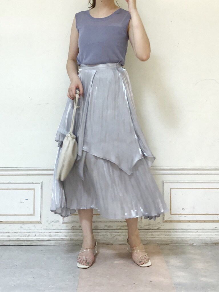 ホワイト系のハンドバッグ、パープル系のニット/セーター、グレー系のスカートを着用したレディースの夏コーディネートの2枚目の写真