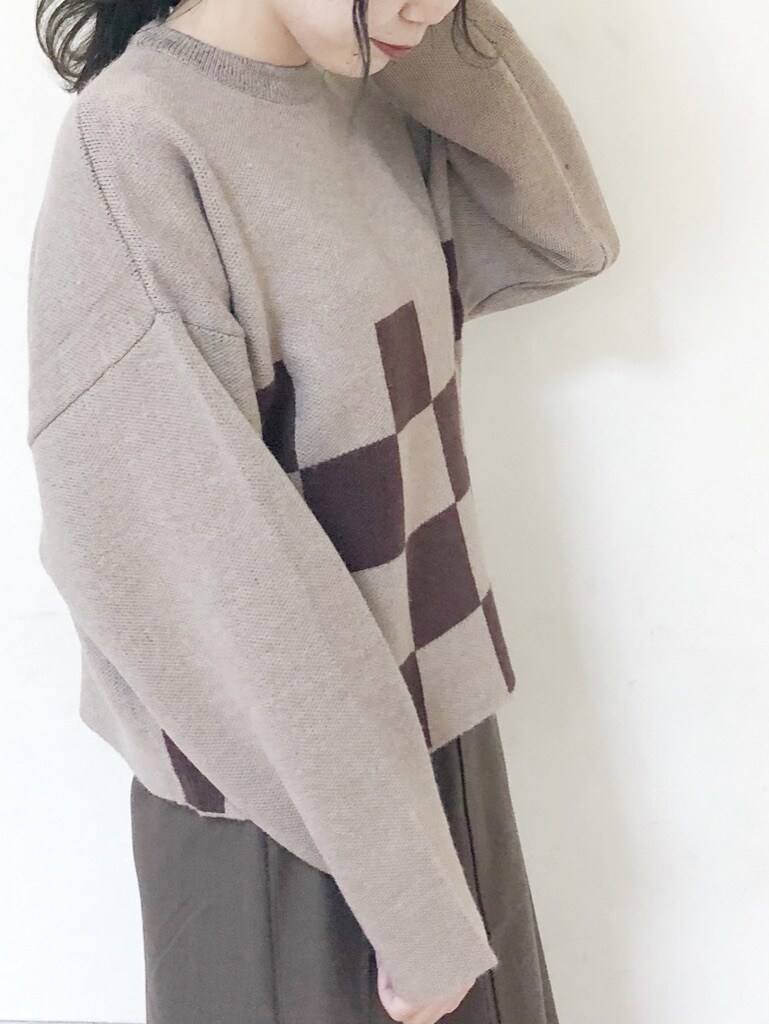 ホワイト系のブーツ、ブラウン系のスカート、ベージュ系のニット/セーターを着用したレディースの秋コーディネートの5枚目の写真