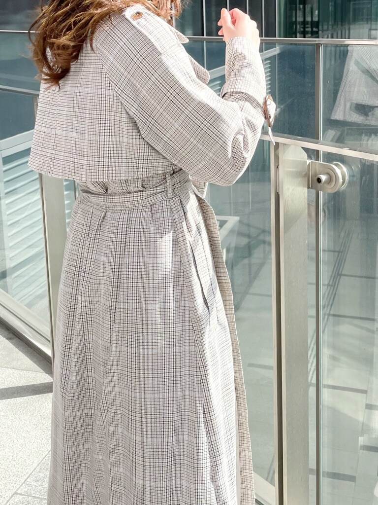 ホワイト系のワンピース、ホワイト系のブーツ、その他のトレンチコートを着用したレディースの冬コーディネートの3枚目の写真