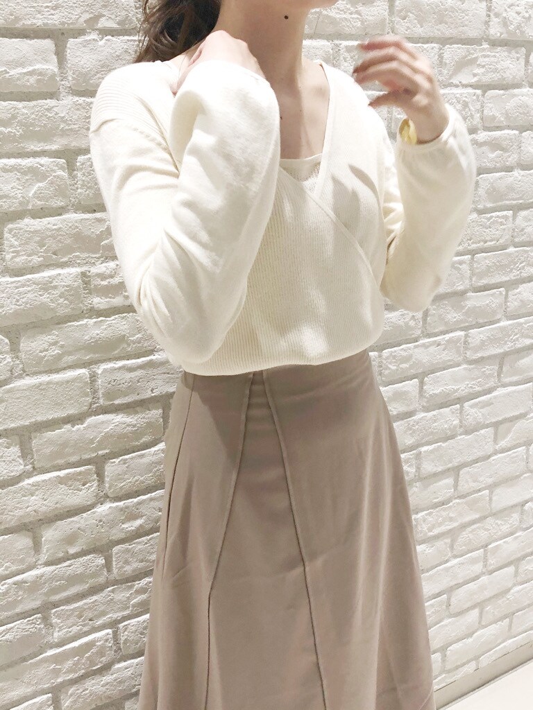 ホワイト系のブーツ、ベージュ系のスカート、ホワイト系のニット/セーターを着用したレディースの冬コーディネートの3枚目の写真