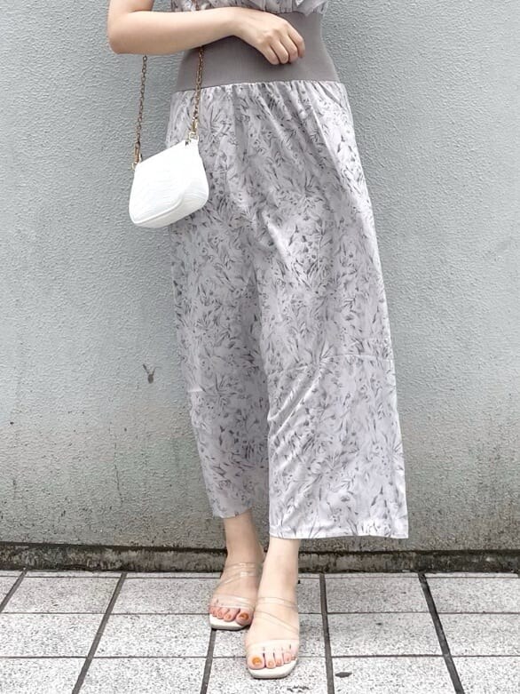 パープル系のサンダル、グレー系のワンピースを着用したレディースの夏コーディネートの3枚目の写真