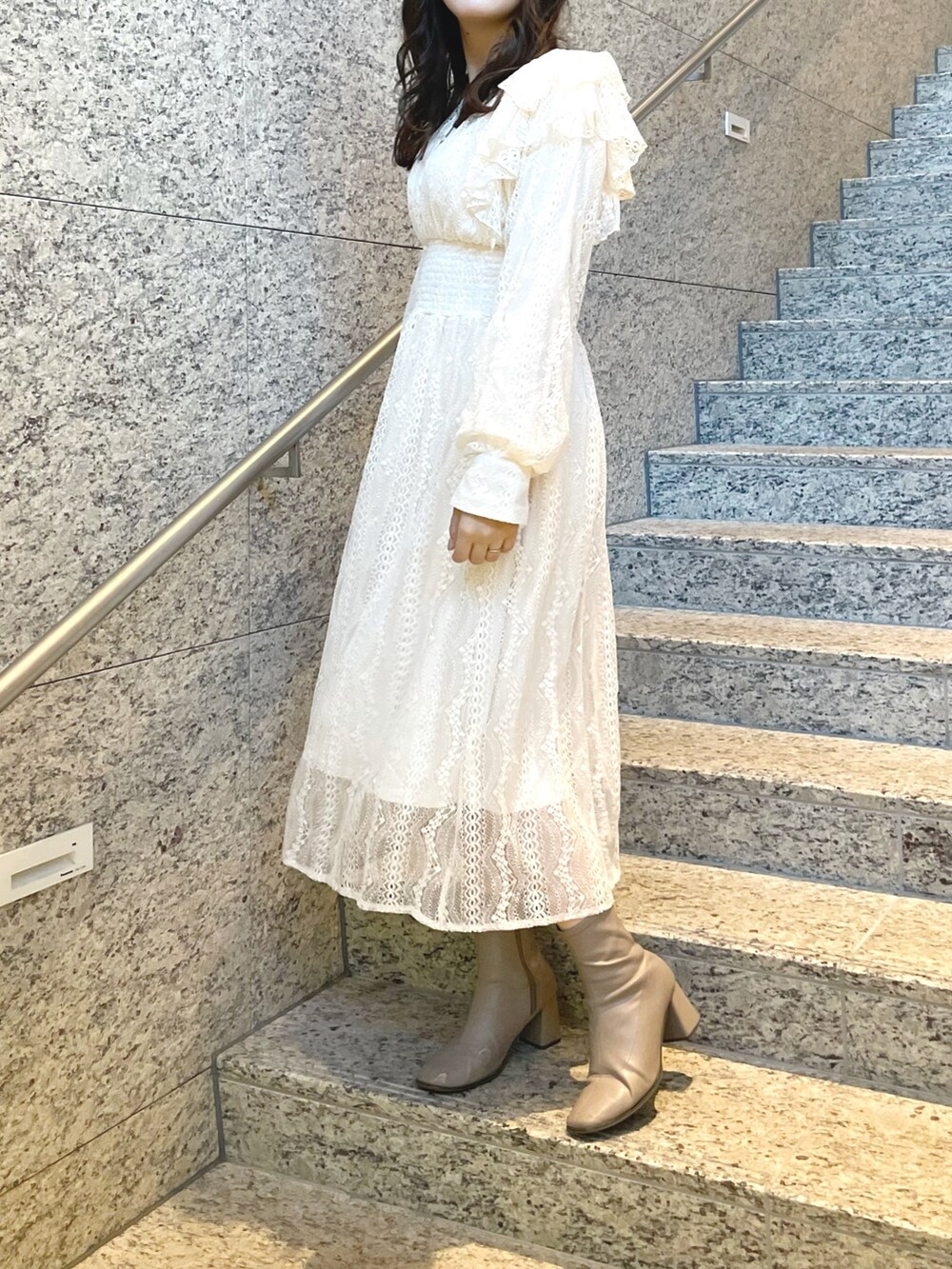 パープル系のその他アウター、ホワイト系のワンピース、ベージュ系のブーツを着用したレディースの冬コーディネートの4枚目の写真