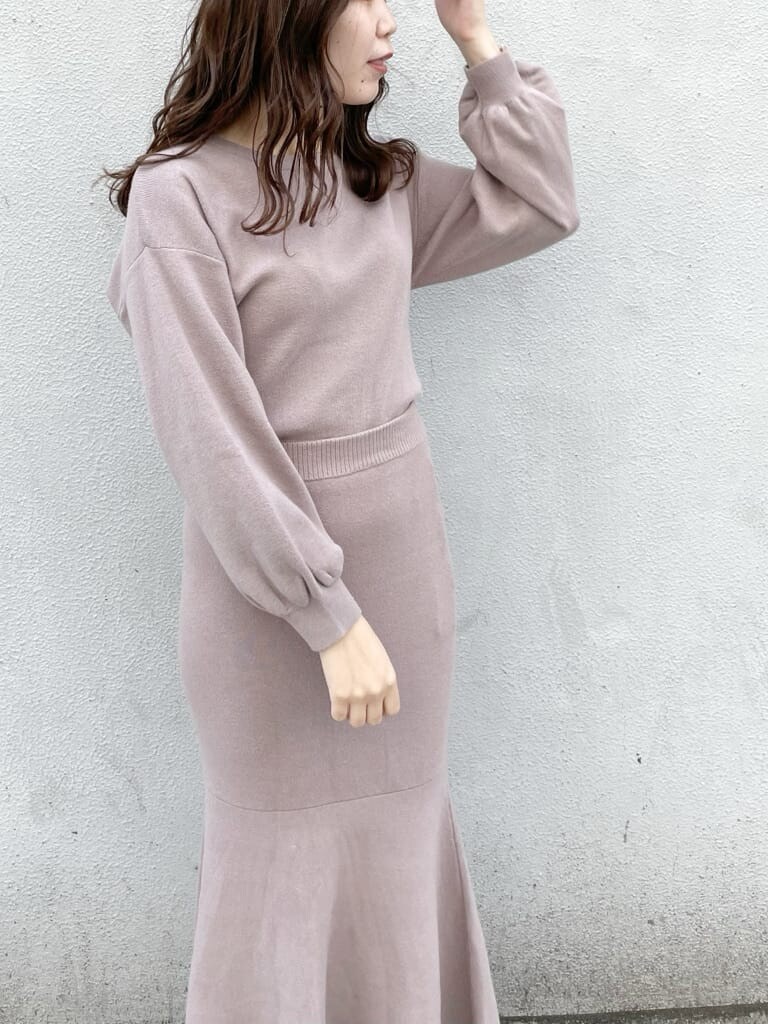 ホワイト系のブルゾン、ベージュ系のブーツ、ベージュ系のハンドバッグを着用したレディースの秋コーディネートの9枚目の写真