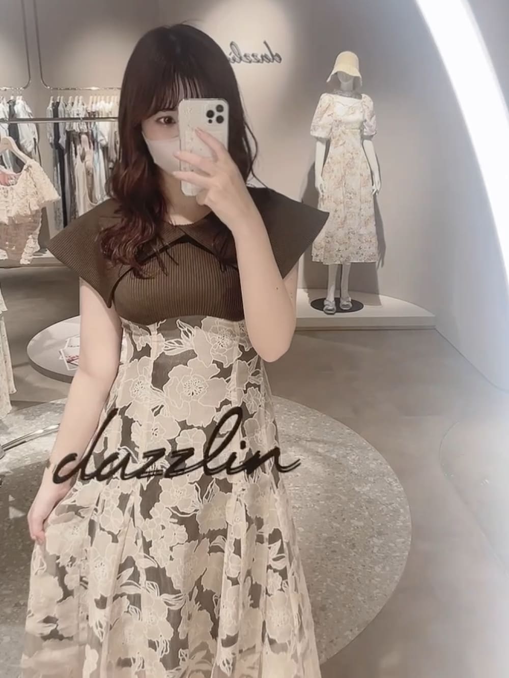 ブラウン系のワンピースを着用したレディースの春コーディネートの3枚目の写真