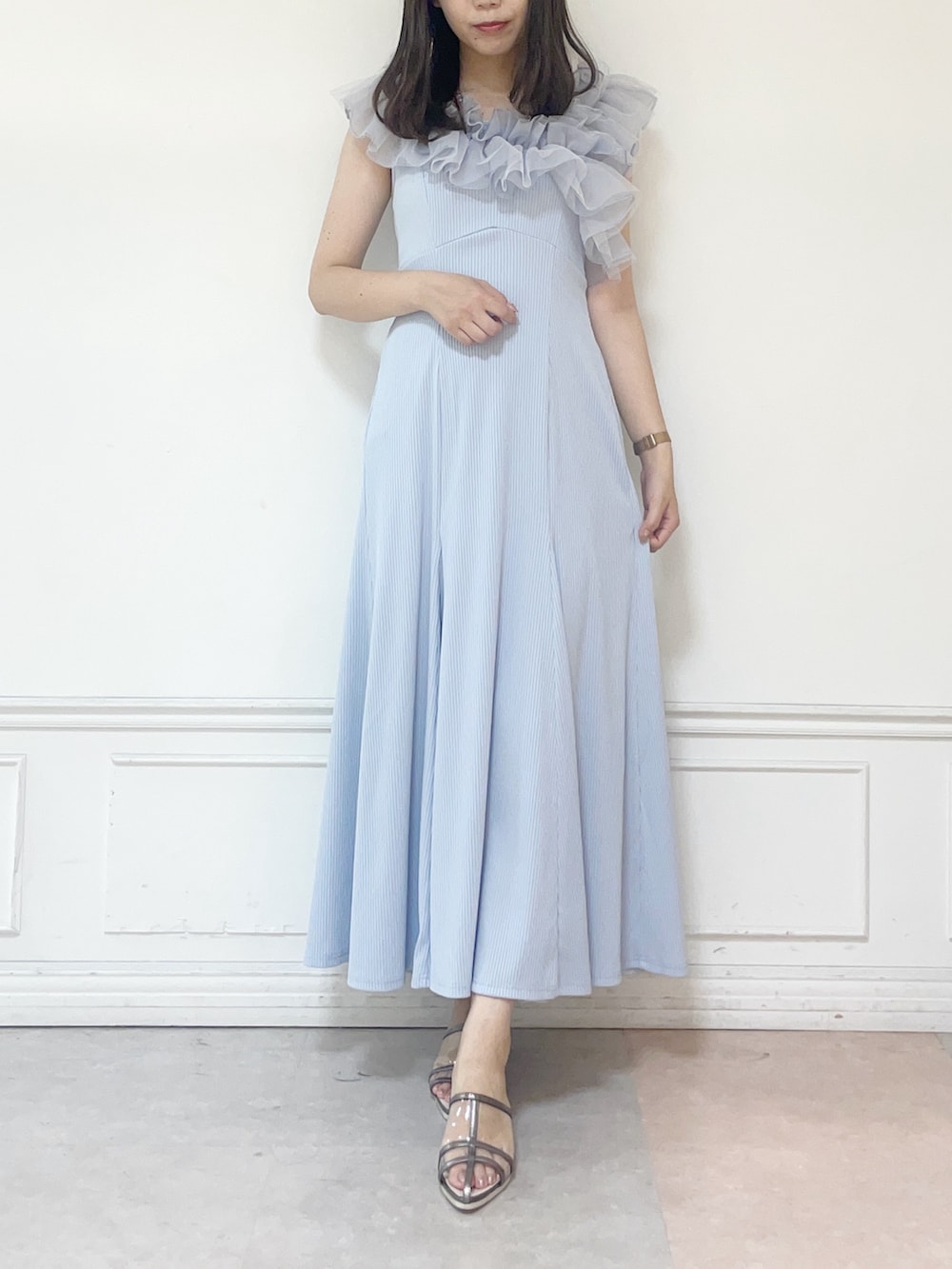 ブルー系のワンピース、シルバー系のパンプスを着用したレディースの夏コーディネートの2枚目の写真