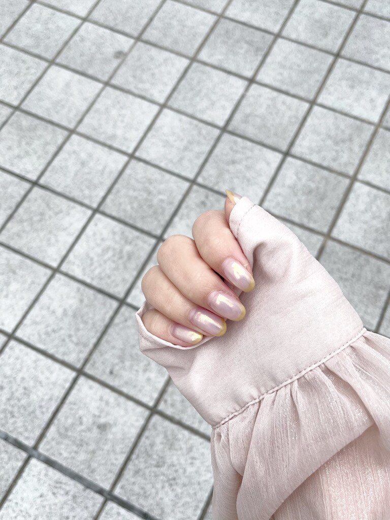 ピンク系のシャツ/ブラウス、ホワイト系のキャミソール、ホワイト系のショルダーバッグを着用したレディースの春コーディネートの6枚目の写真