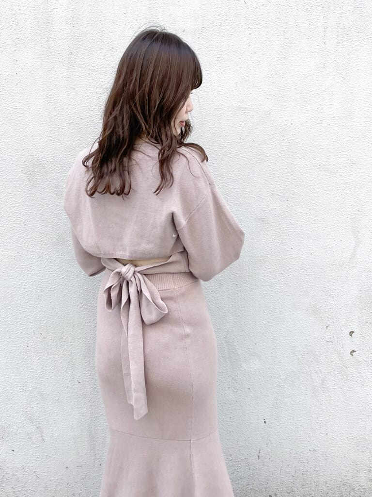 ホワイト系のブルゾン、ベージュ系のブーツ、ベージュ系のハンドバッグを着用したレディースの秋コーディネートの8枚目の写真