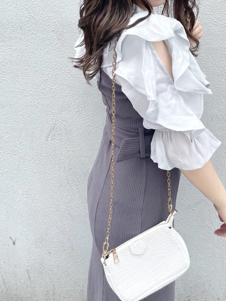 グレー系のワンピース、ベージュ系のブーツを着用したレディースの秋コーディネートの4枚目の写真