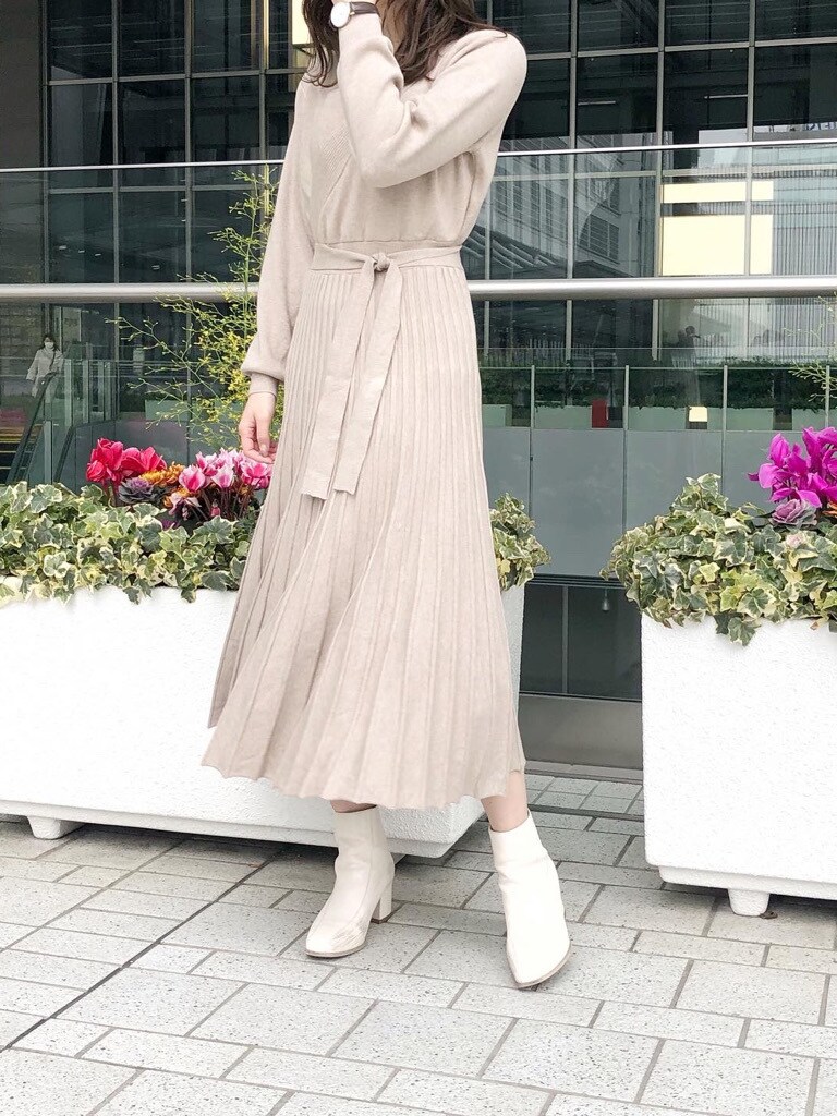 ホワイト系のブーツ、ベージュ系のワンピースを着用したレディースの冬コーディネートの3枚目の写真