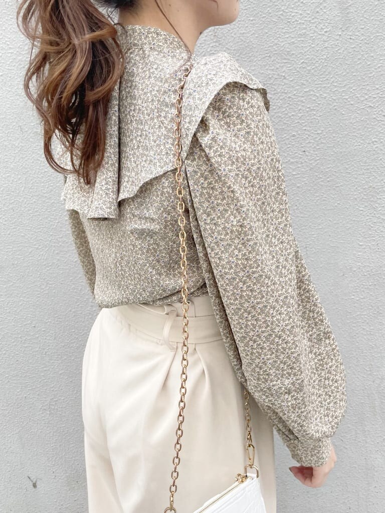 グリーン系のシャツ/ブラウス、ホワイト系のその他パンツ、ホワイト系のパンプスを着用したレディースの冬コーディネートの4枚目の写真