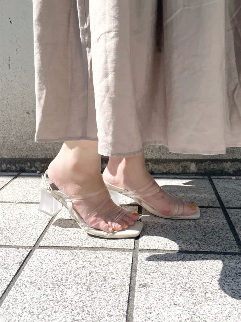 ホワイト系のショルダーバッグ、パープル系のサンダル、ベージュ系のワンピースを着用したレディースの春コーディネートの6枚目の写真