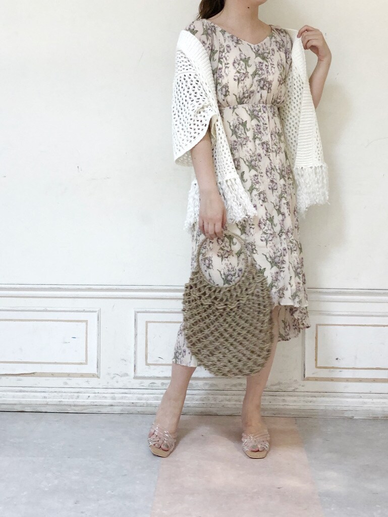 ベージュ系のハンドバッグ、ホワイト系のカーディガン/ボレロ、その他のサンダルを着用したレディースの夏コーディネートの2枚目の写真