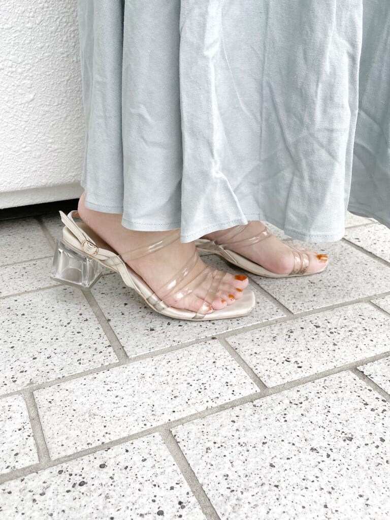 ホワイト系のショルダーバッグ、ホワイト系のTシャツ/カットソー、ブルー系のワンピースを着用したレディースの夏コーディネートの9枚目の写真