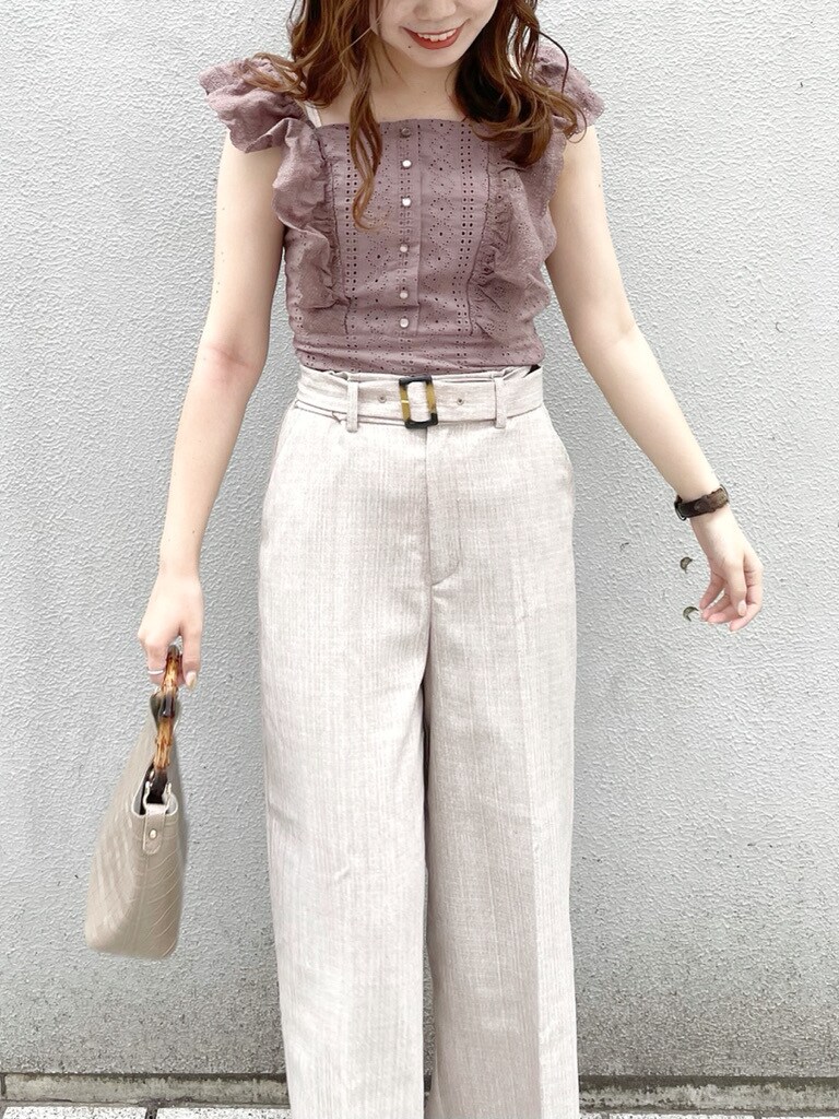 ベージュ系のシャツ/ブラウス、ブラウン系のその他パンツ、その他のサンダルを着用したレディースの春コーディネートの8枚目の写真